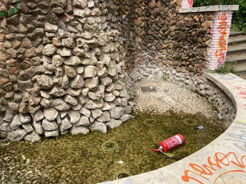 Un estintore gettato a Villa Chigi