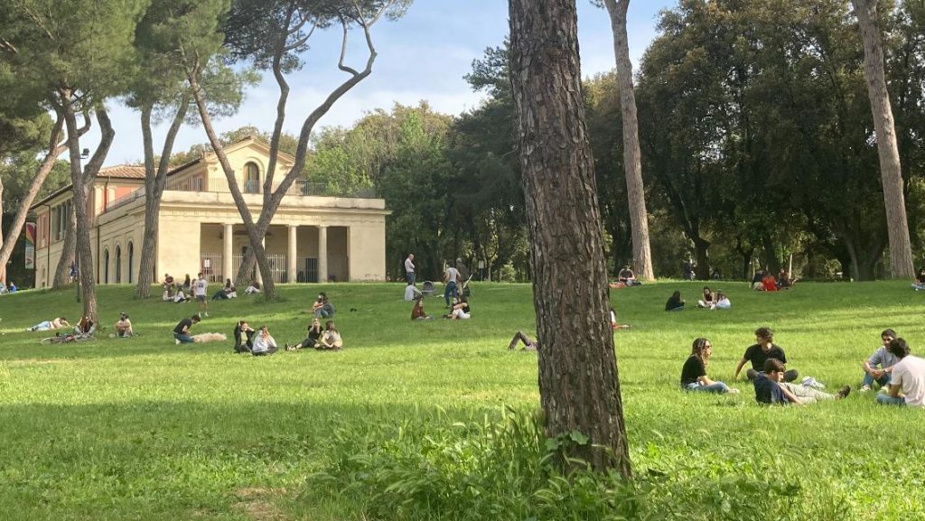 Villa Borghese, dove ci sono i prati gli assembramenti la fanno da padroni