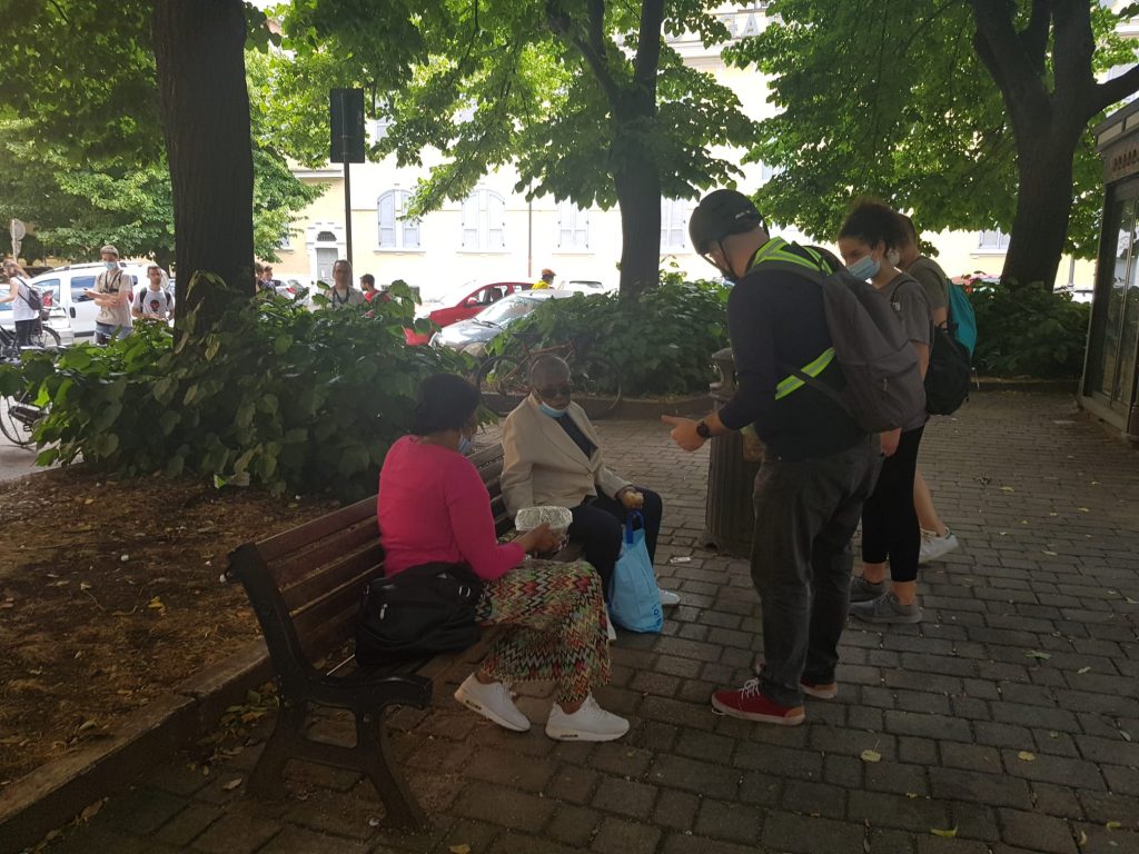 I volontari assistono i poveri a piazza dei Siculi