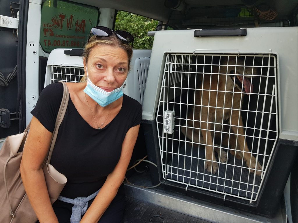 Loredana Pronio, incaricata del Comune per verificare le condizioni degli animali, con il cane Leo