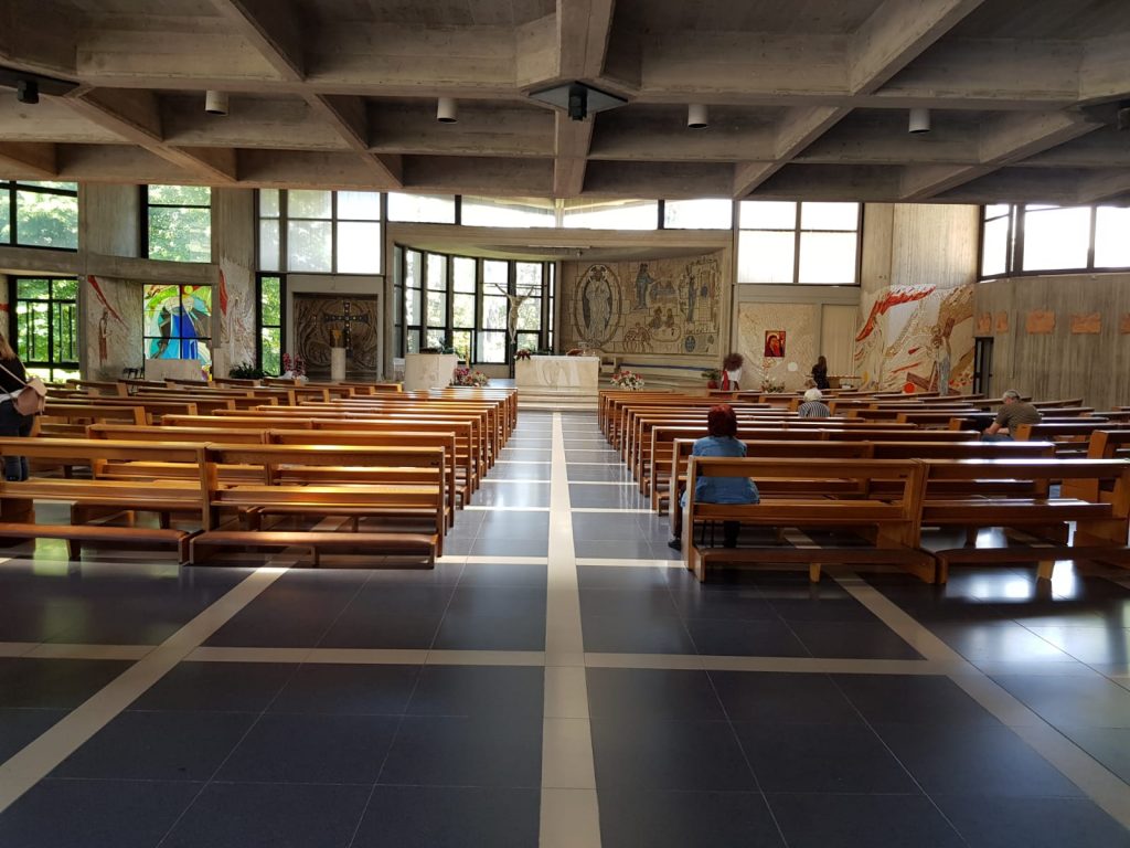 L'interno della chiesa parrocchiale Sant'Ugo (foto da Facebook)