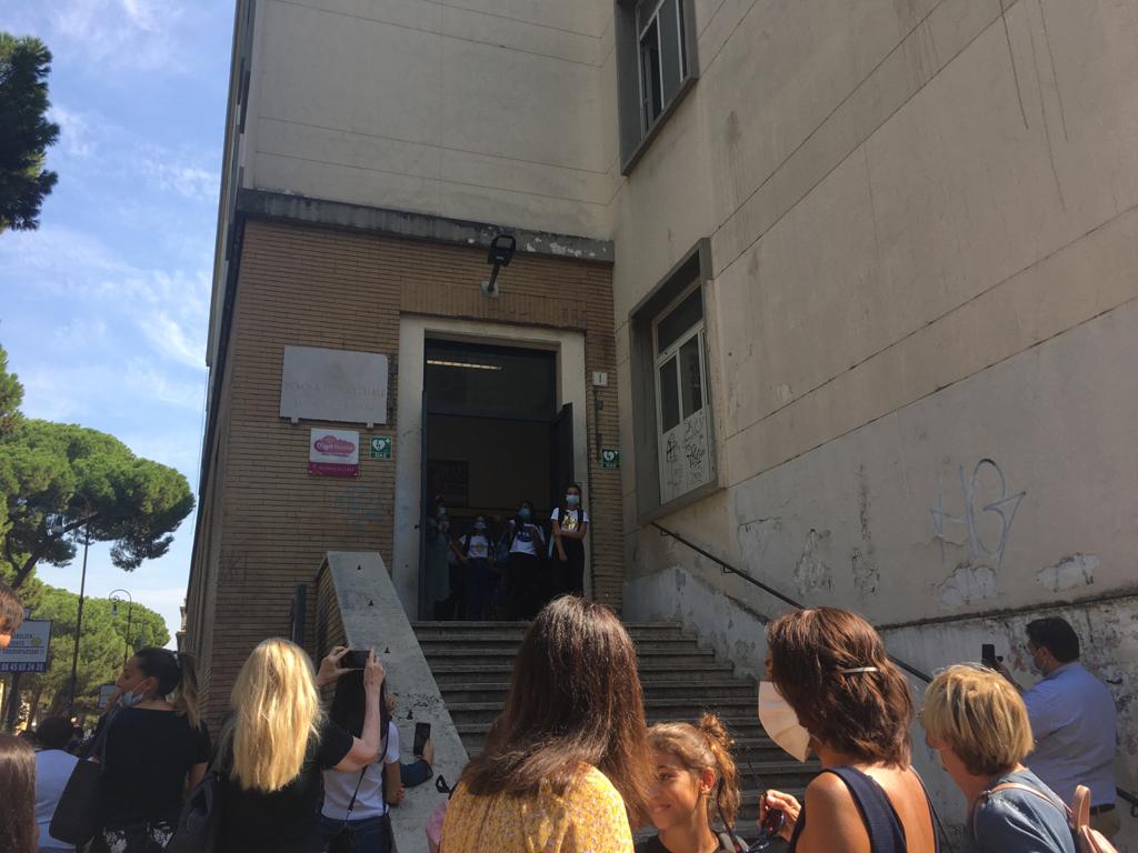 Genitori in attesa dell'uscita dei ragazzi davanti all'IC Luigi Settembrini