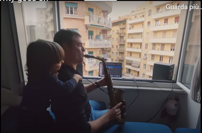 Fabio Marziali insieme ad Anna in un frame del video della Apple