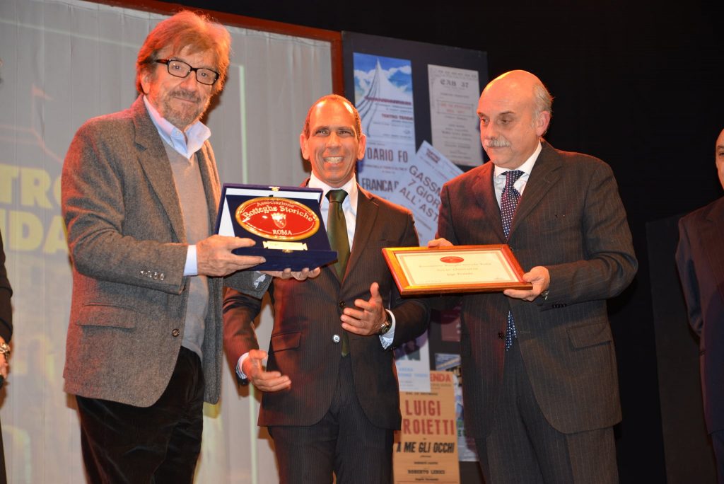 Giulio Anticoli consegna il premio "Zia Vittoria" a Gigi Proietti