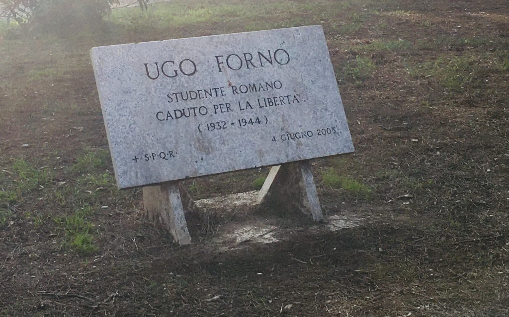 La lapide per Ugo Forno al parco Nemorense