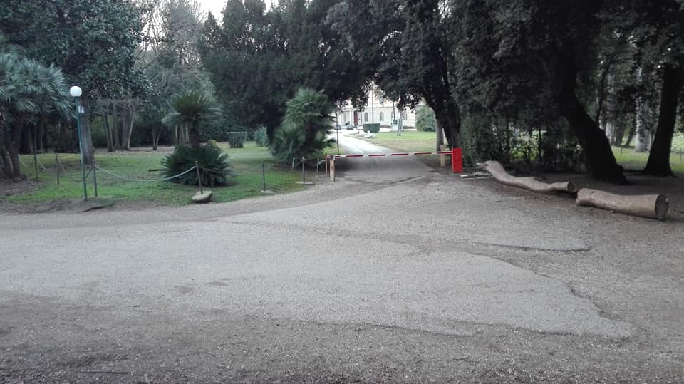 La strada che porta all'ambasciata d'Egitto all'interno di Villa Ada