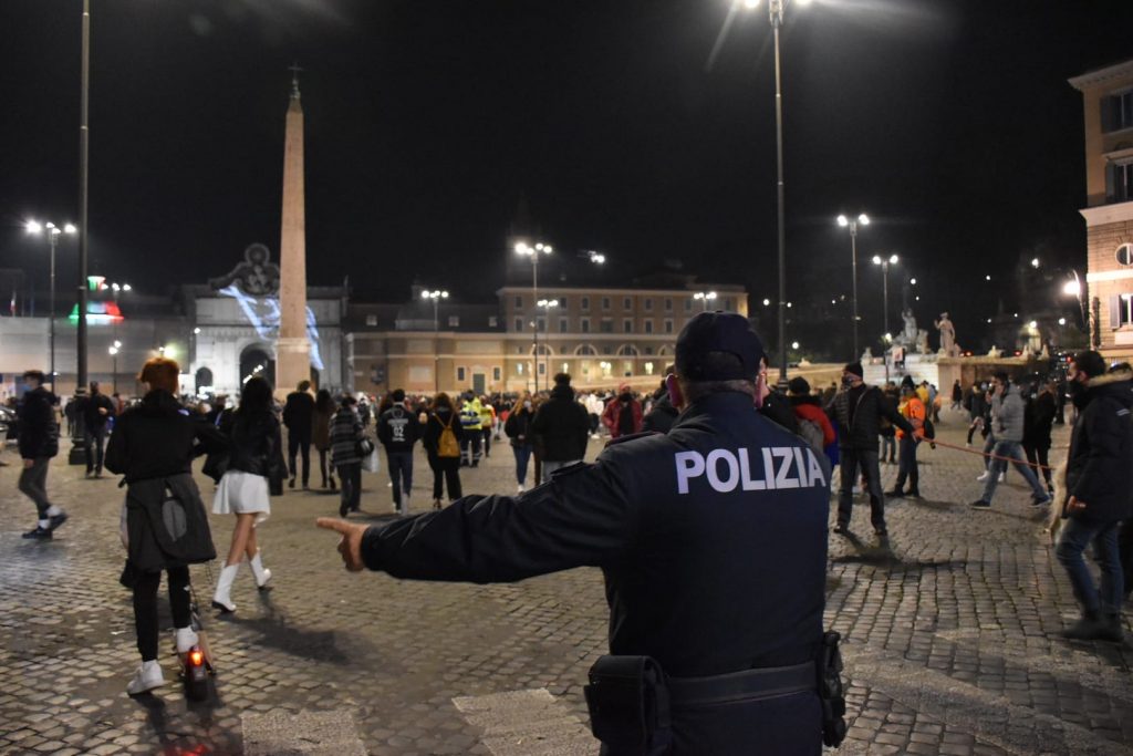 La Polizia blocca l'accesso da piazza del Popolo in via del Corso