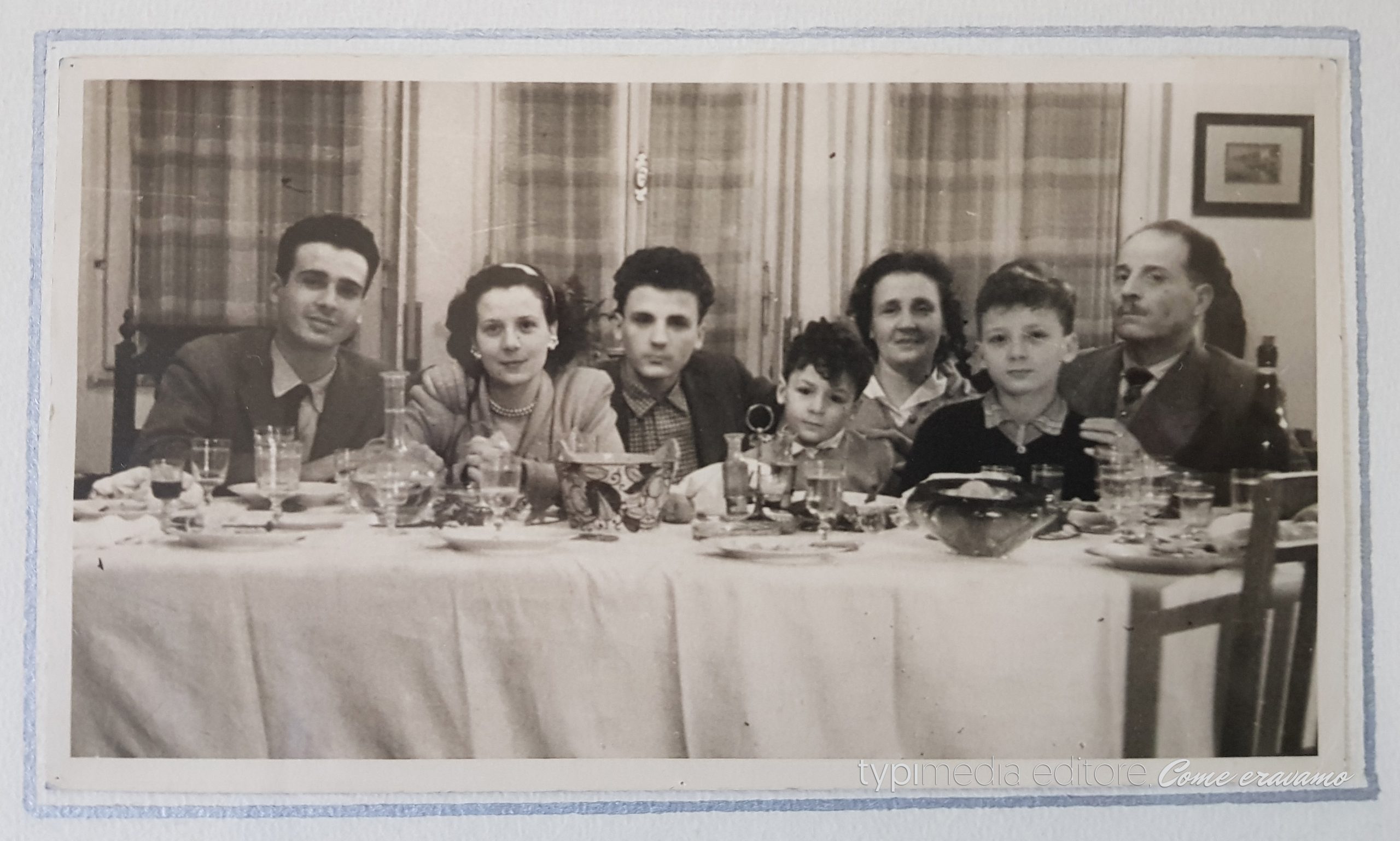Angelo De Fiore (il primo da destra) ritratto nel 1946 insieme alla sua famiglia dal dottor Neumark, un ebreo che pochi anni prima è stato salvato dallo stesso De Fiore
