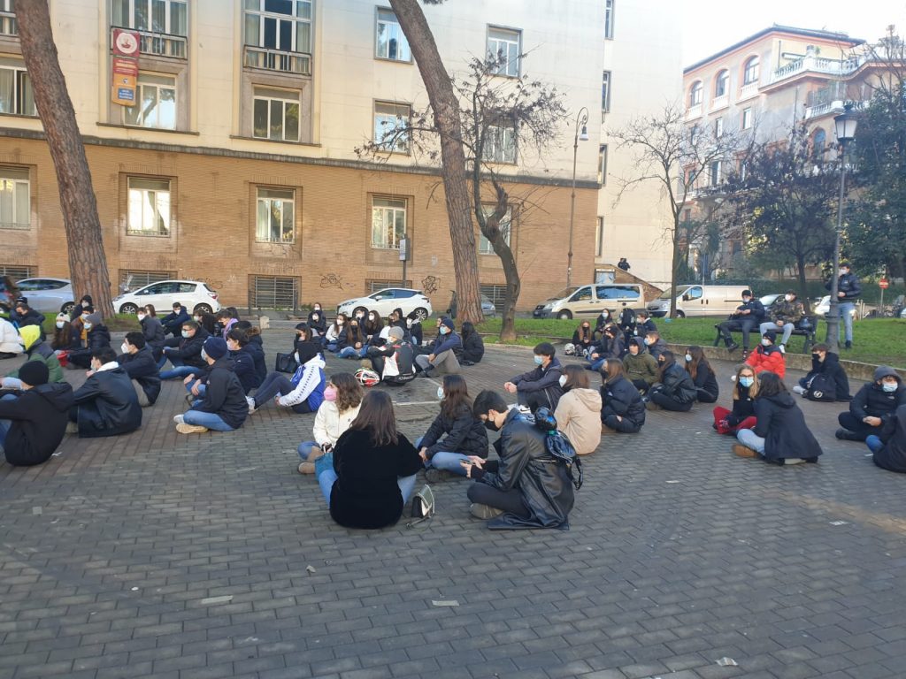 Studenti dell'Avogadro in protesta a piazza Trasimeno