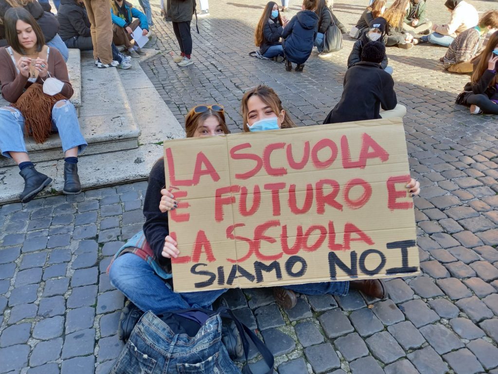 Rappresentanti del Tasso in protesta davanti al Pantheon