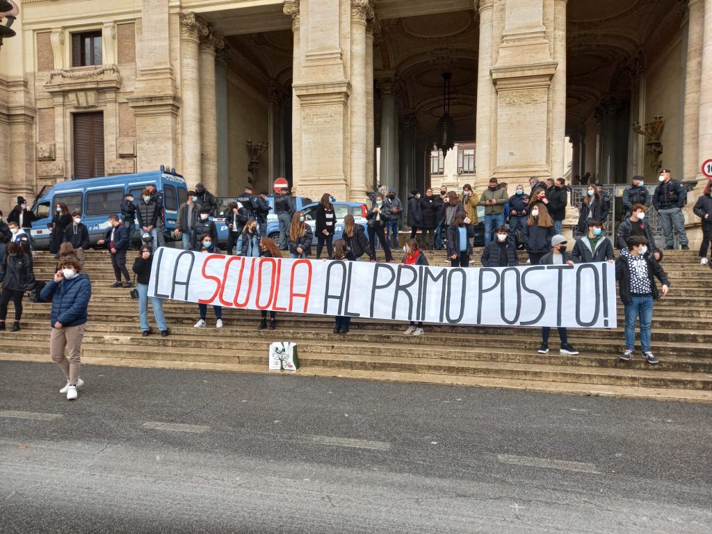Protesta del Giulio Cesare davanti al Miur