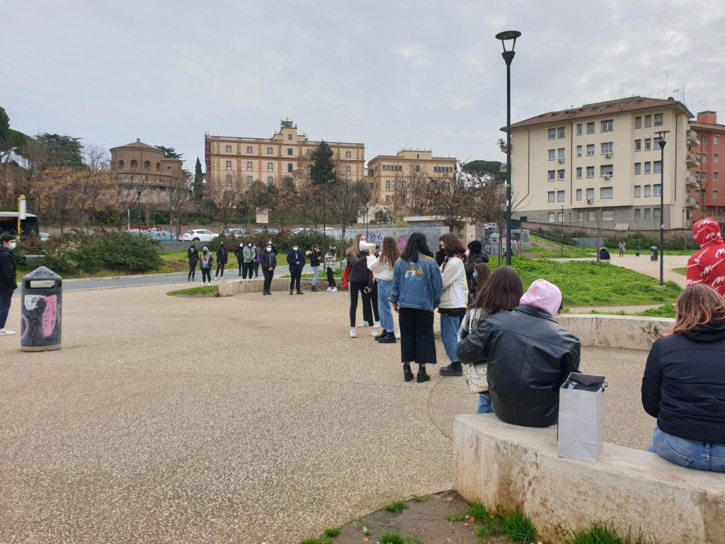 La protesta degli studenti del Carducci in piazza Annibaliano