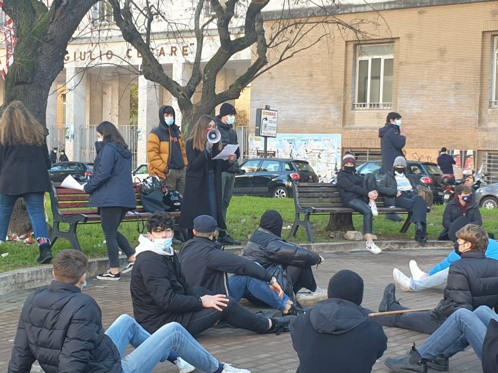 Il sit-in degli studenti a piazza Trasimeno