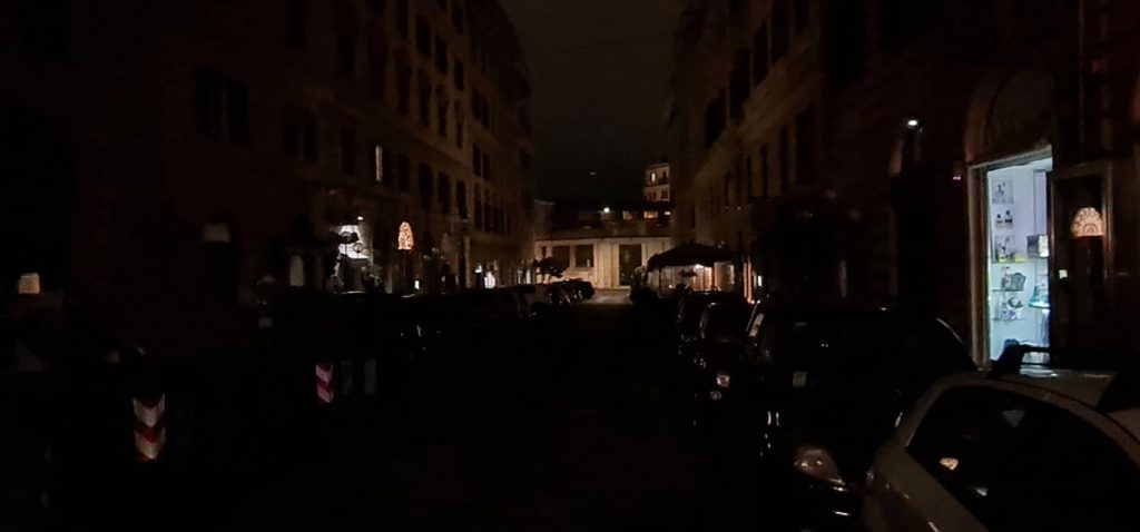 Via Ancona al buio (foto dalla pagina Facebook degli Amici di Porta Pia)