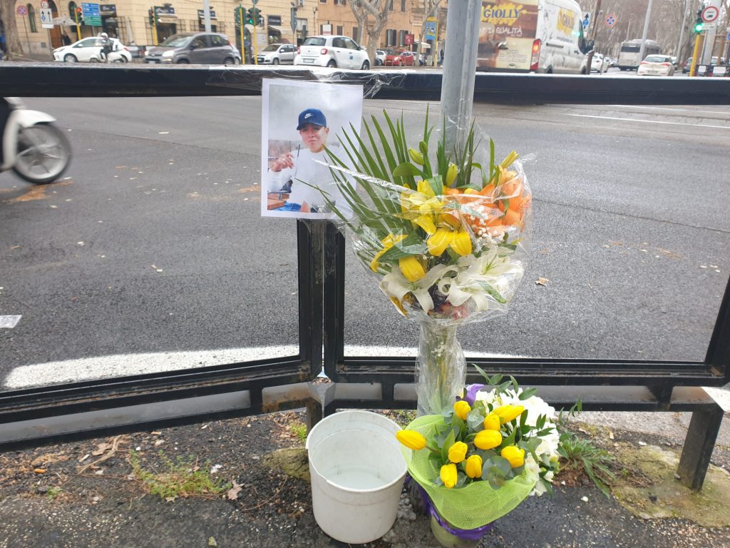 I fiori depositati dai parenti di Luis Andriu Figueroa nel luogo dell'incidente