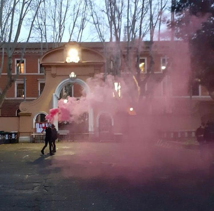 Gli occupanti nel cortile del liceo Mamiani