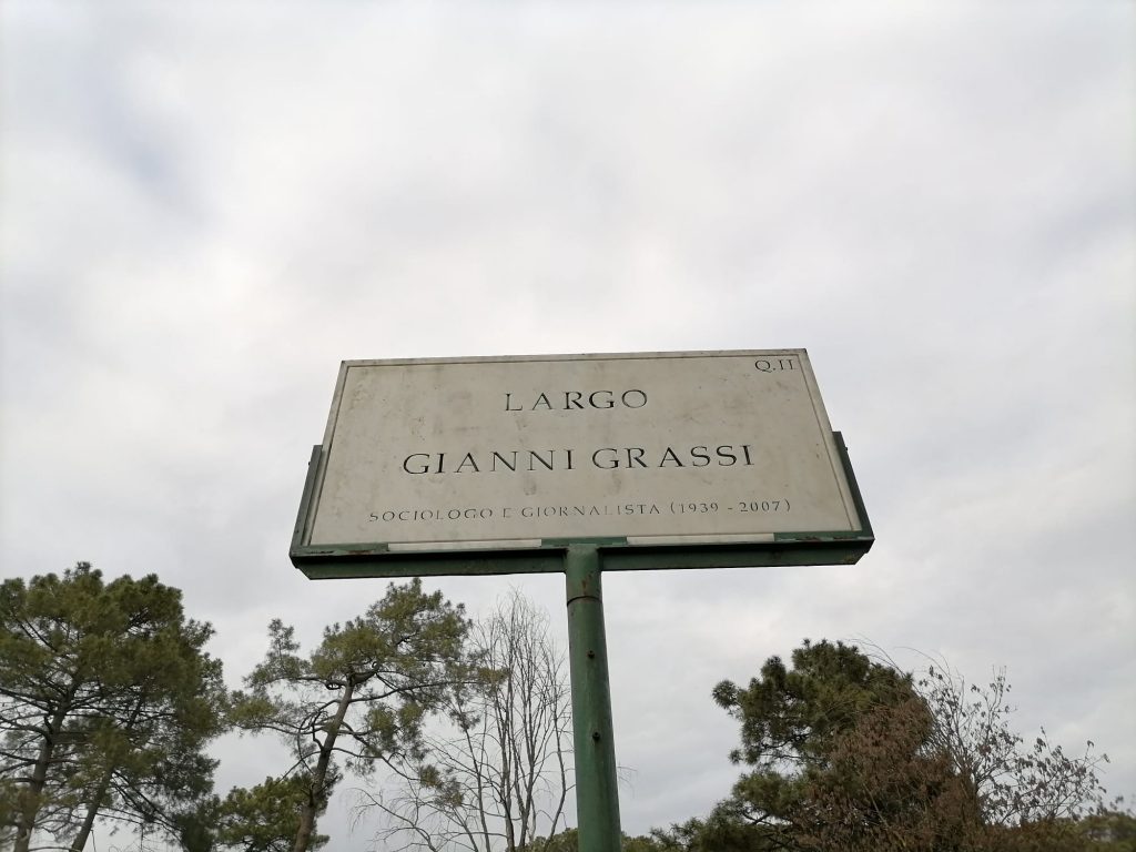 La targa dedicata a Gianni Grassi a Villa Ada