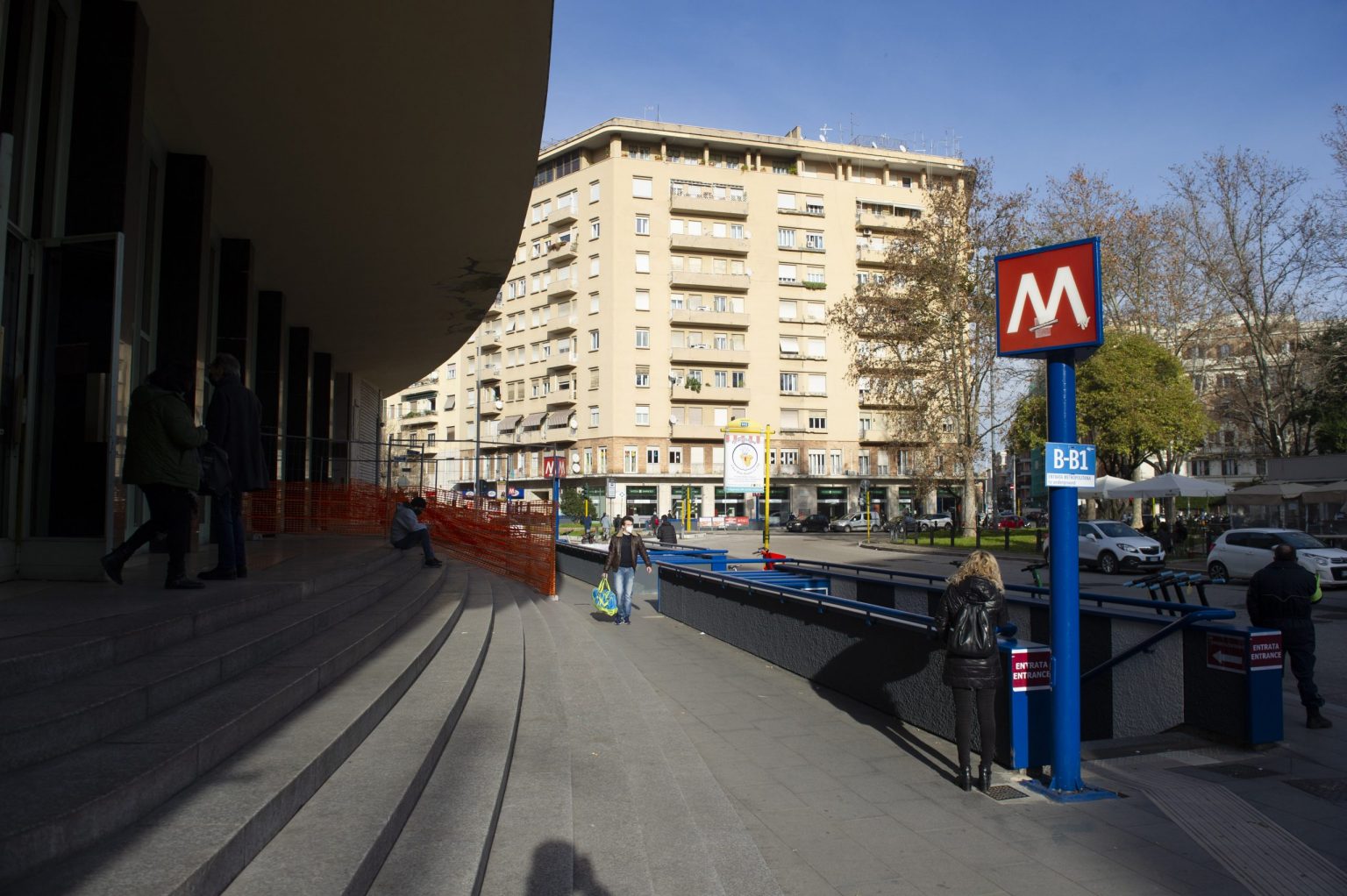 Metro B Ferma Per Un Guasto, Disagi E Assembramenti In Piazza Bologna ...