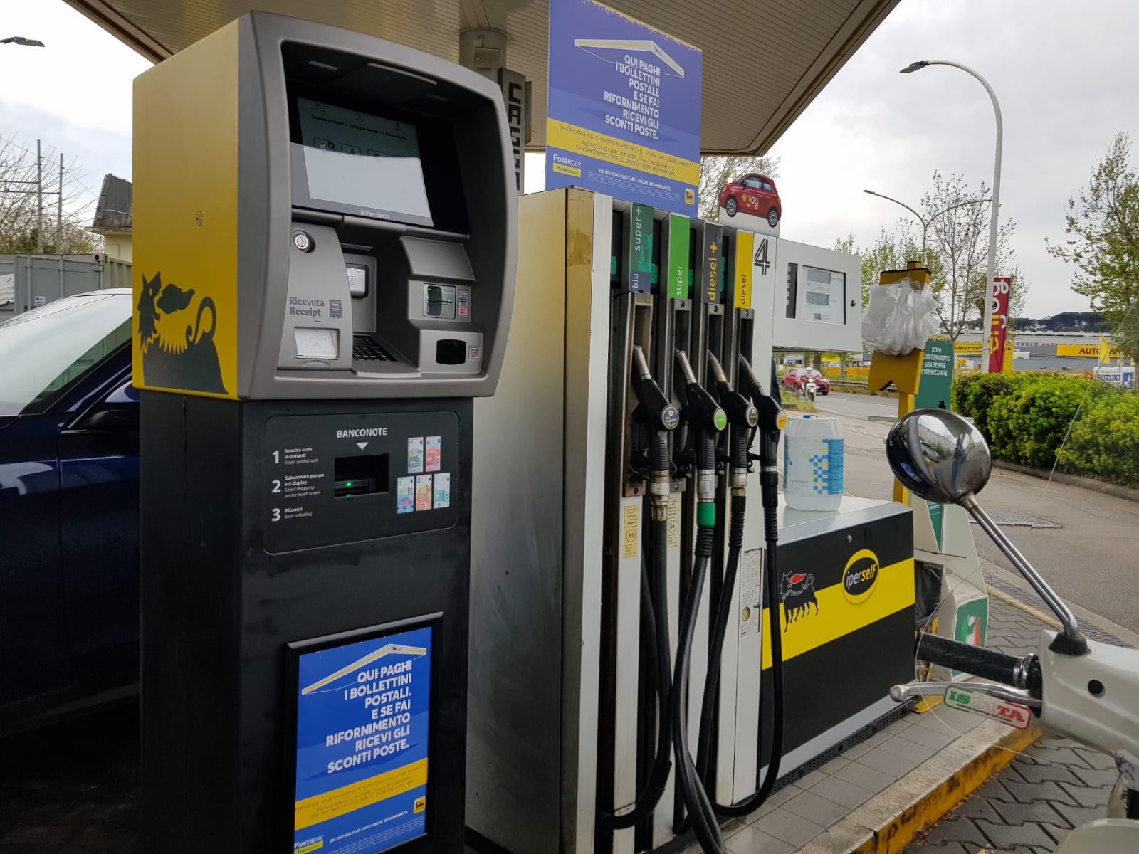 A via Salaria la pompa di benzina self service parla in romanesco