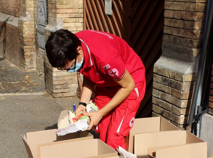 Un volontario della Croce rossa italiana impegnato nella raccolta alimentare