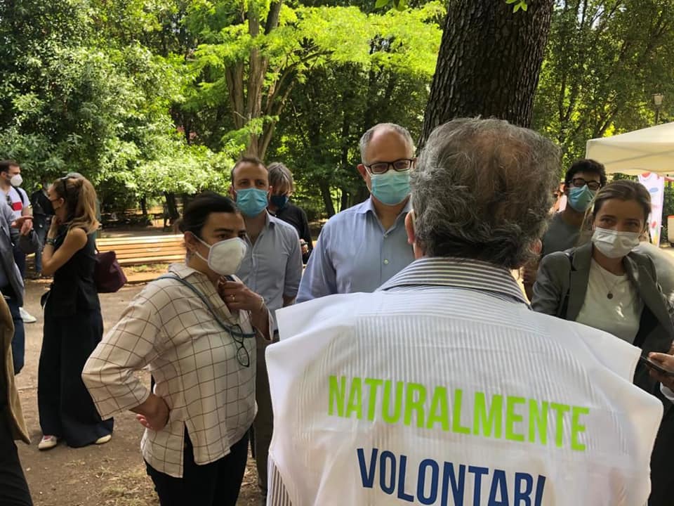 Francesca Del Bello e Roberto Gualtieri a Villa Leopardi con alcuni attivisti del quartiere