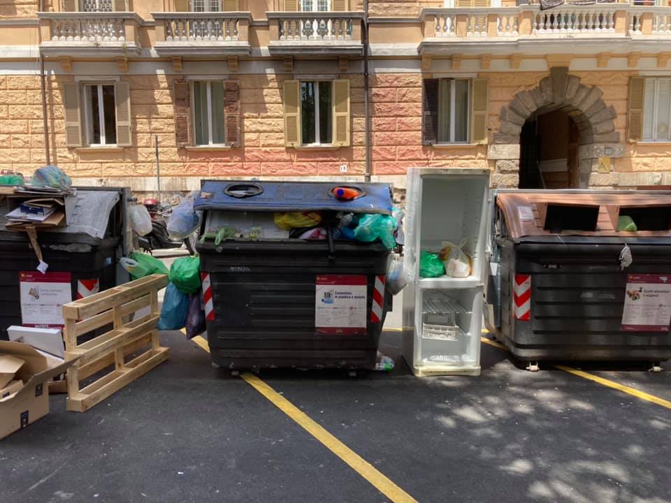 Rifiuti ingombranti a via Agri