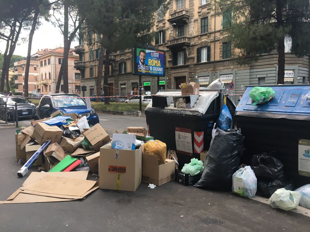 Cartoni e altri rifiuti a Corso Trieste