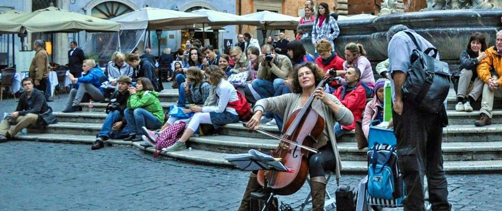Una musicista in strada a Roma