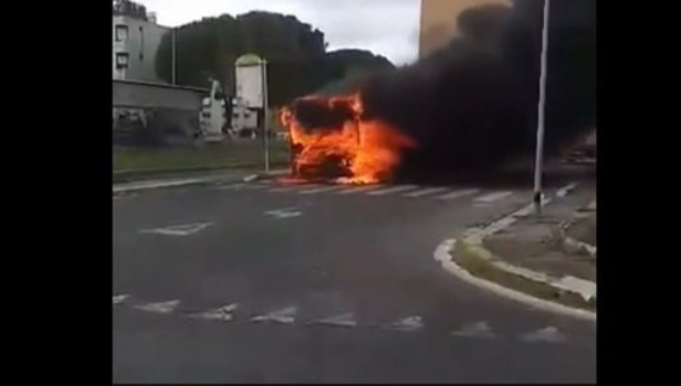 Il bus in fiamme