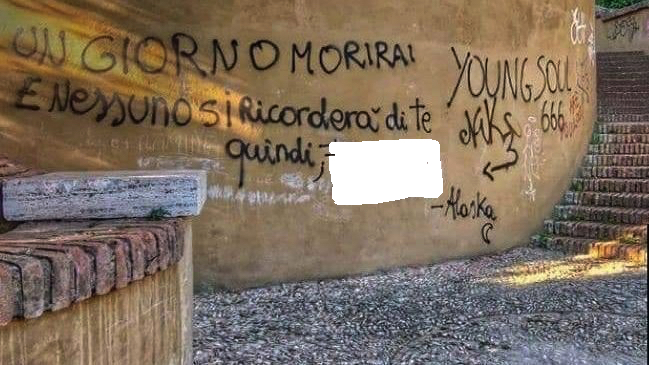 Le scritte sui muri del parco Virgiliano