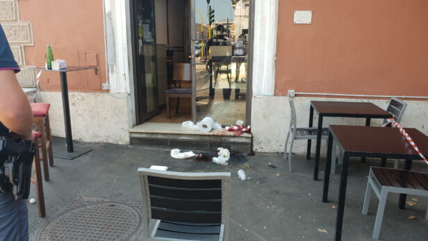 Il sangue lasciato dalla vittima sulla soglia di un locale a Ostiense. Foto Agenzia DIRE