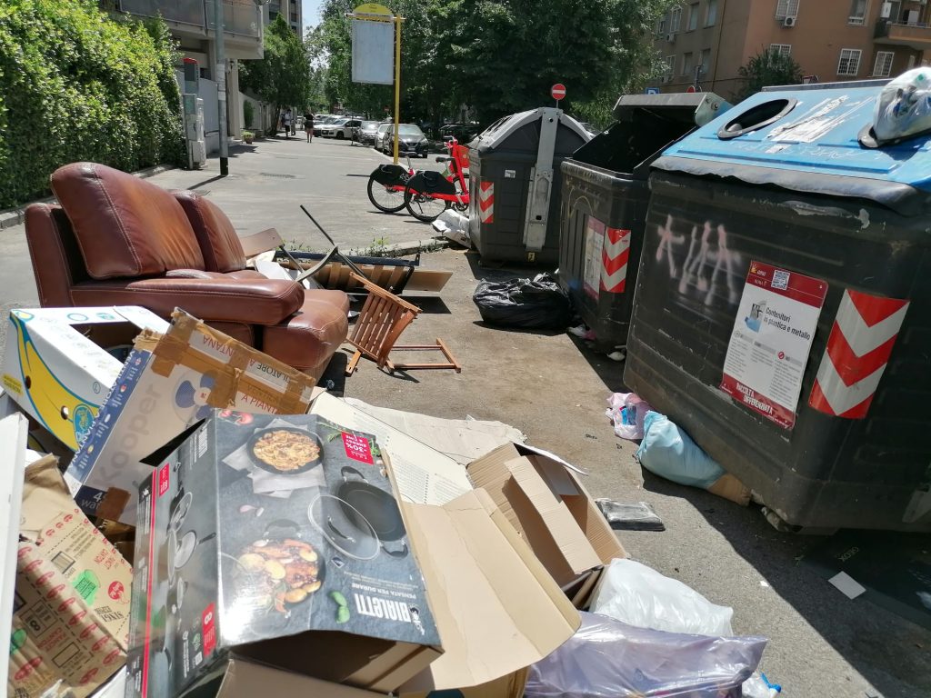 Un divano e altri rifiuti ingombranti abbandonati a viale Etiopia