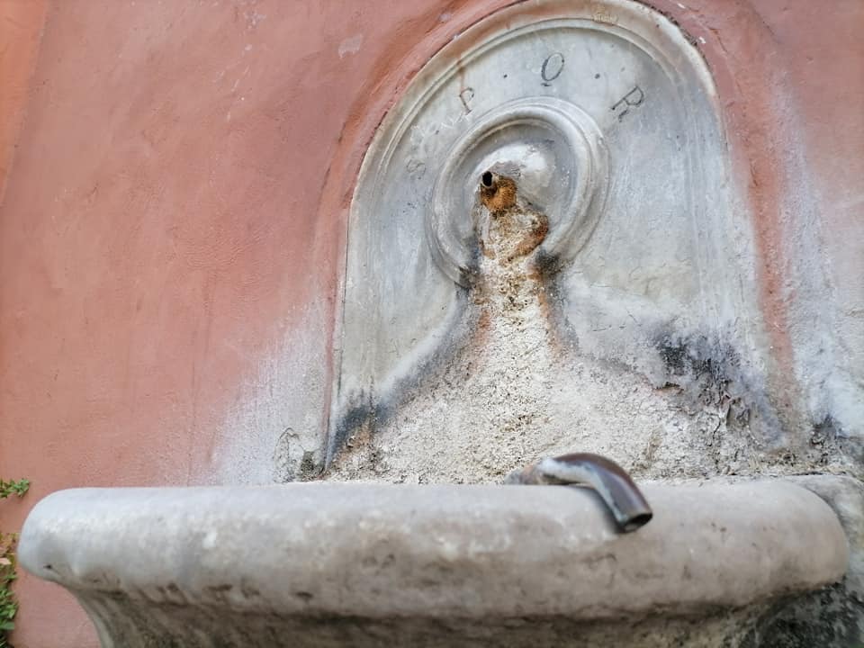 La fontanella danneggiata in via Nera - foto di Osservatorio Sherwood