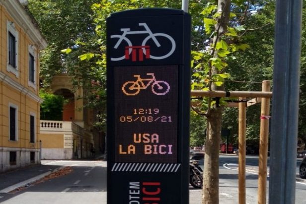 Il totem contabici sulla ciclabile Nomentana