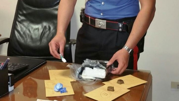 Droga sequestrata dai carabinieri. Foto di archivio