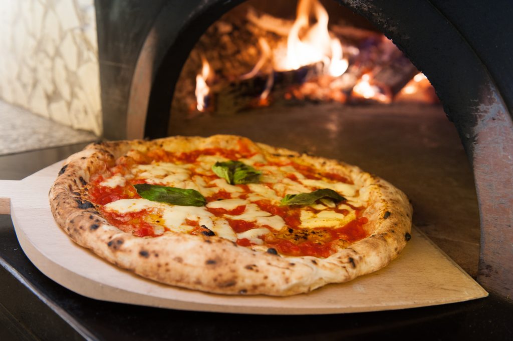 Ecco i 4 motivi per andare a mangiare la pizza da “Bella Napoli” appena tornati dalle vacanze