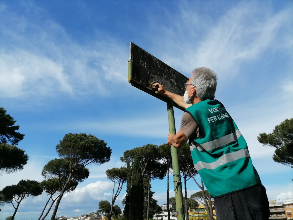 Pulizia targhe a Villa Ada (Foto dal profilo Facebook di Osservatorio Sherwood)