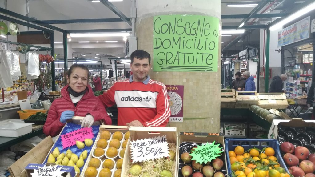 Agrumi non trattati, verdura già pulita e consegna a domicilio: il nuovo banco di Mauro Arzilli al Mercato Trieste