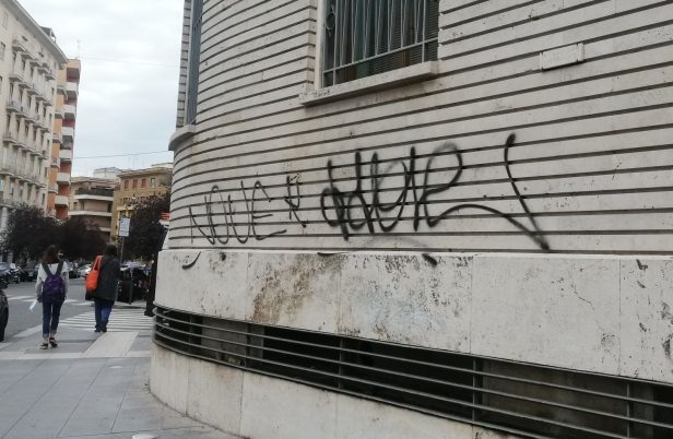 Le mura del palazzo delle Poste vandalizzate (foto dalla pagina Facebook "Retake piazza Bologna Nomentano")