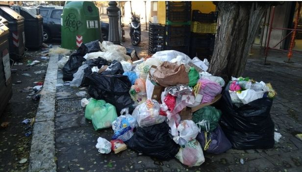 Situazione rifiuti in piazza Ledro dopo Natale
