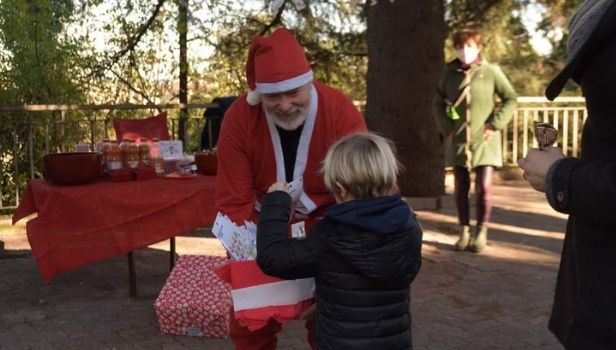 Natale nel quartiere. Foto di repertorio