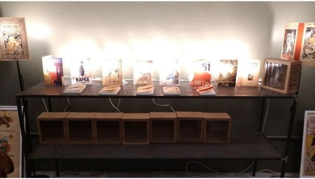 Le lampade esclusive della libreria Eli con copertine di testi storici