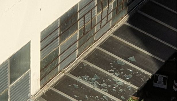 Si rompe il vetro di una finestra del parcheggio di via Chiana: i frammenti sono ben visibili 