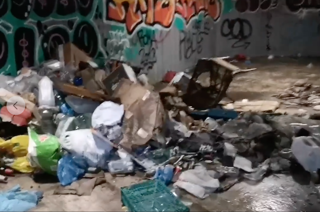 Cumuli di rifiuti ammassati nel sottopasso di via Livorno