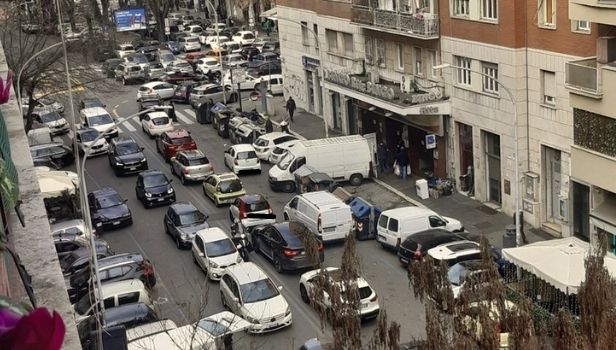 Sabato 5 febbraio, ore 11: traffico in tilt a largo Somalia (Foto di Isabella Purgatori)