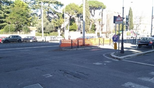 A via Nomentana autobus sbanda e distrugge un marciapiede 