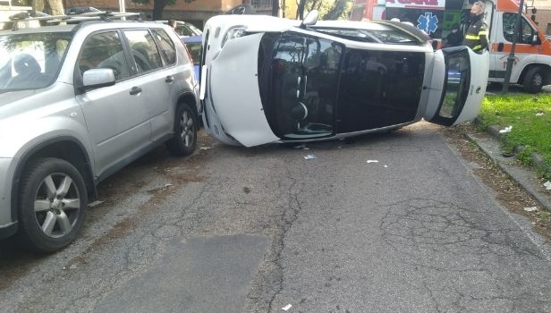 L'auto capovolta in via di Villa Ada a seguito di un incidente 