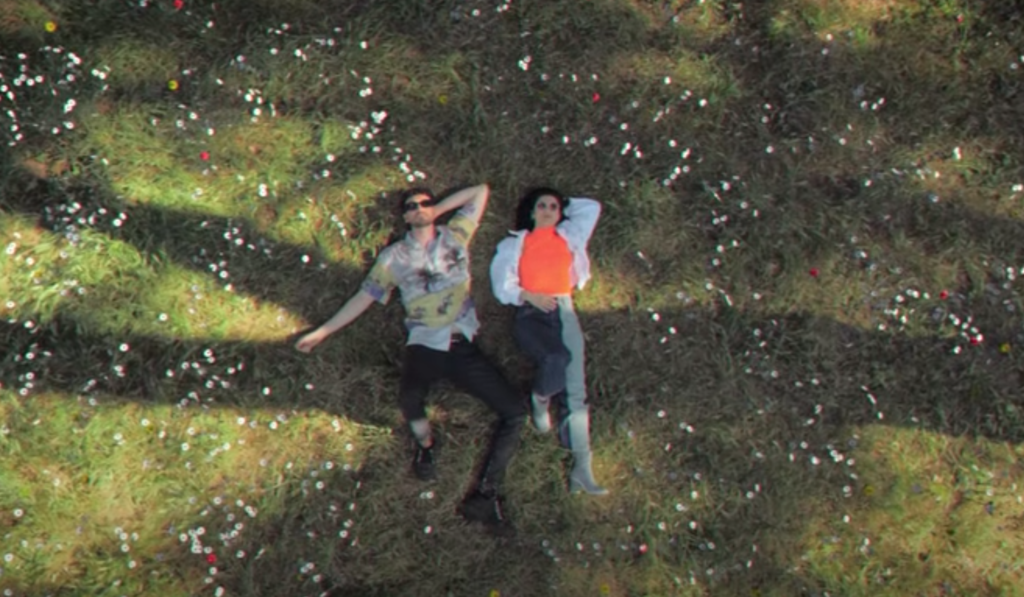 Carl Brave ed Elisa (immagine dal videoclip di "Vivere tutte le vite")