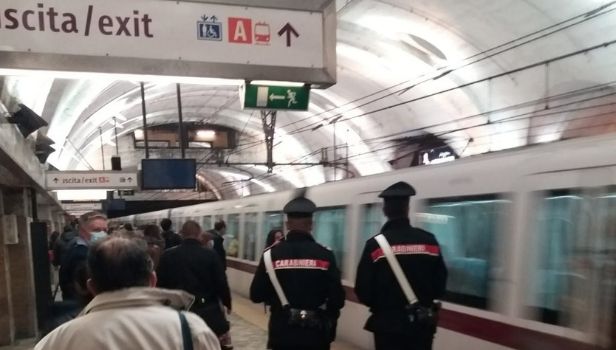 Controlli dei carabinieri nelle banchine delle stazioni della metropolitana di Roma