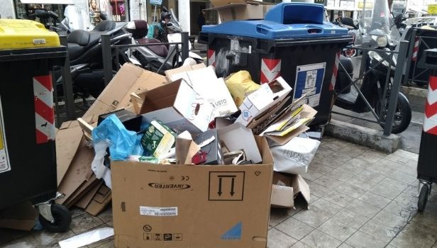 Cassonetti vuoti e scatoloni in terra: la situazione dei rifiuti davanti al civico 72